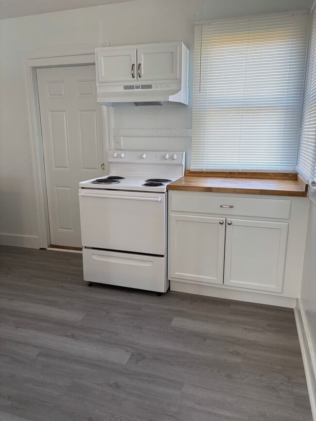 Building Photo - Charming 2-Bedroom Home with Spacious Yard