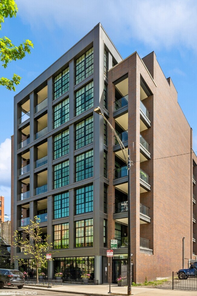 Foto del edificio - 351 W Huron St