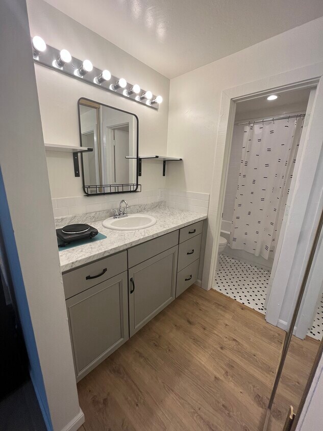 Foto principal - 807 Alder Ave