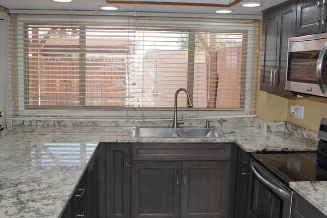 Foto del edificio - 1409 E Southern Ave