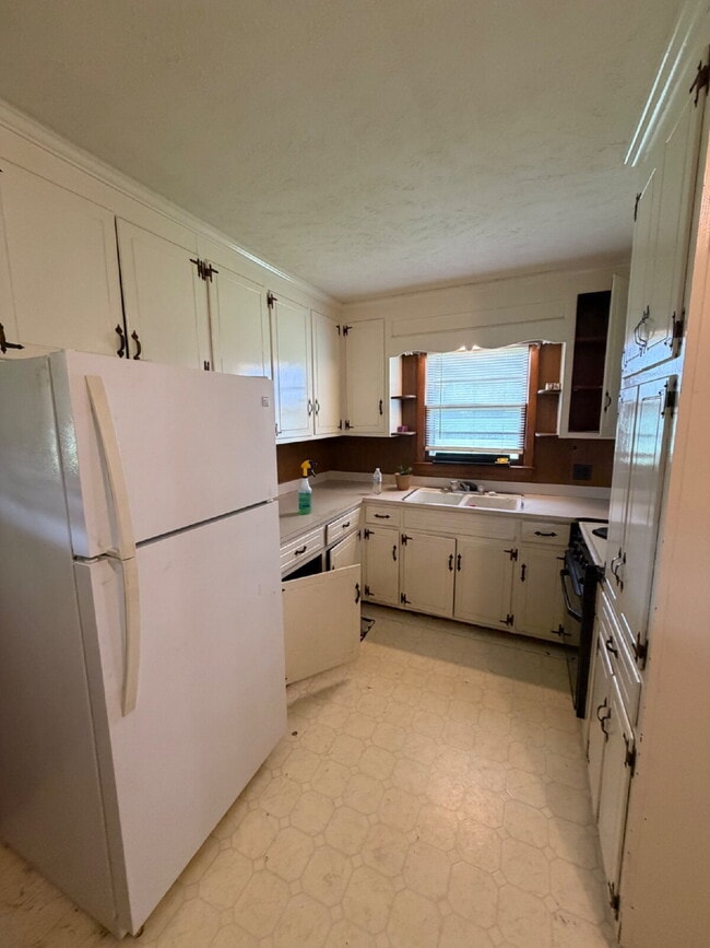 Building Photo - Cute Brick House w/ 3 BR | 1.5 BA in Goldsboro *Pikeville school district*