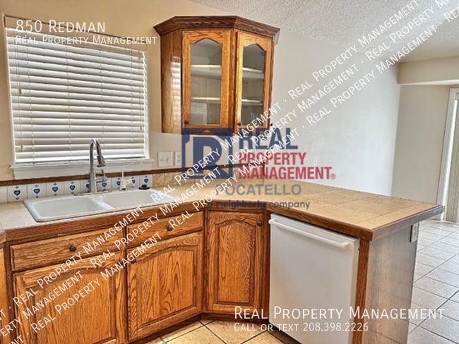 Building Photo - 850 Redman-