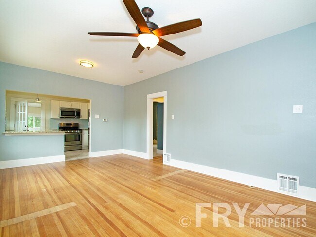 Foto del edificio - Classic bungalow with modern finishes in burgeoning Regis neighborhood.