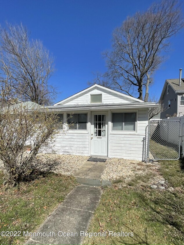 Primary Photo - 303 Arnold Ave