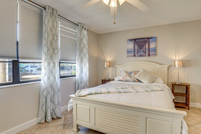 Building Photo - 7930 Sun Island Dr S