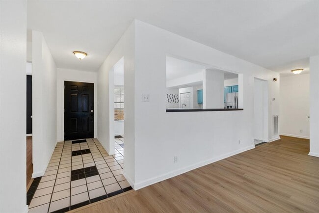 Building Photo - 805 Sabinas Ct