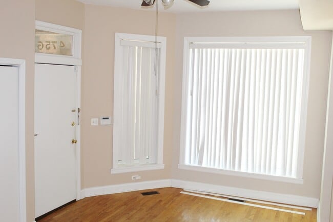 Living room - 4756 S Champlain Ave
