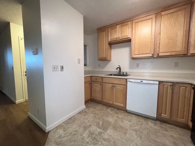 Building Photo - Updated and Sharp 2 Bedroom 2 Bath Condo i...