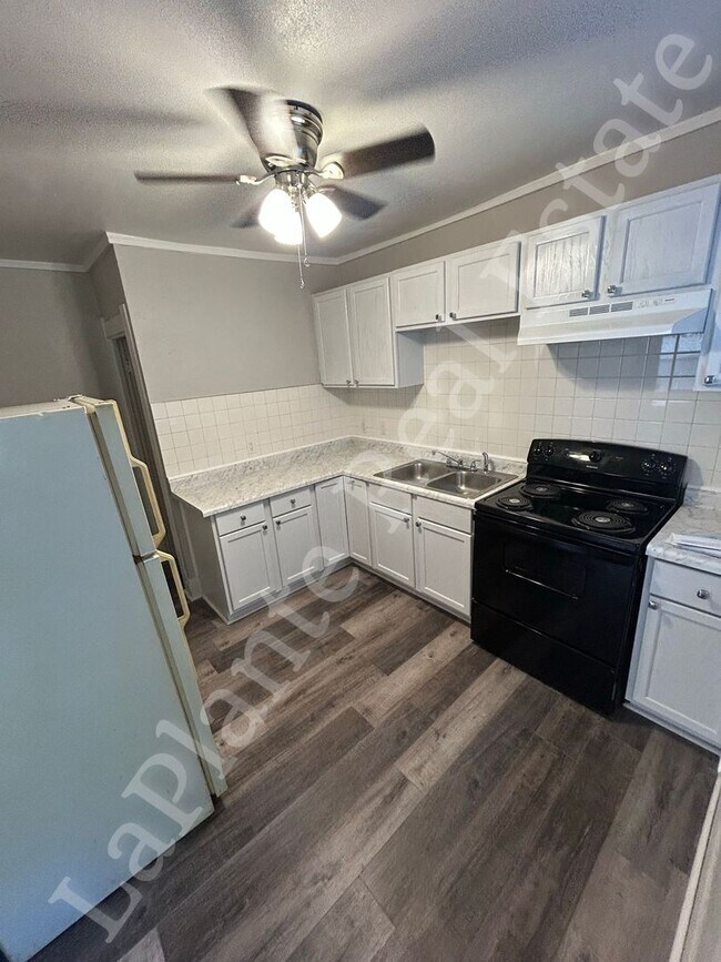 Foto del edificio - Charming 3-Bed Home with Porch & Parking –...