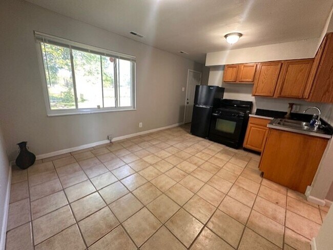 Building Photo - MUST SEE!