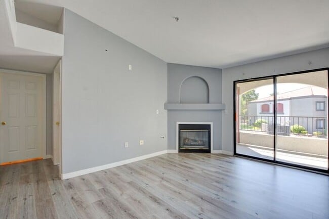 Foto del edificio - Stunning, Recently updated 2nd-floor condo is located in the coveted & gated community of Horizon...