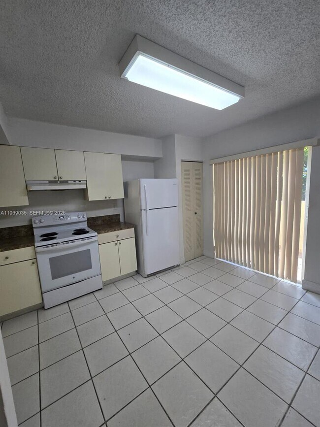 Foto del edificio - 8250 SW 149th Ct
