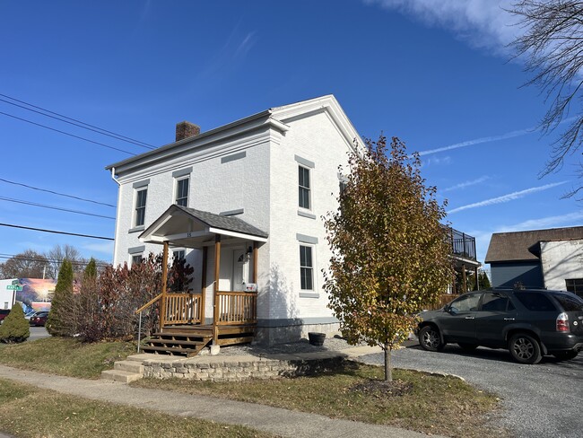 Building Photo - 15 Locust St