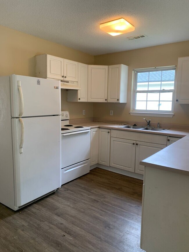 Building Photo - 3 Bedroom 2 Bath on Park Ave. Available