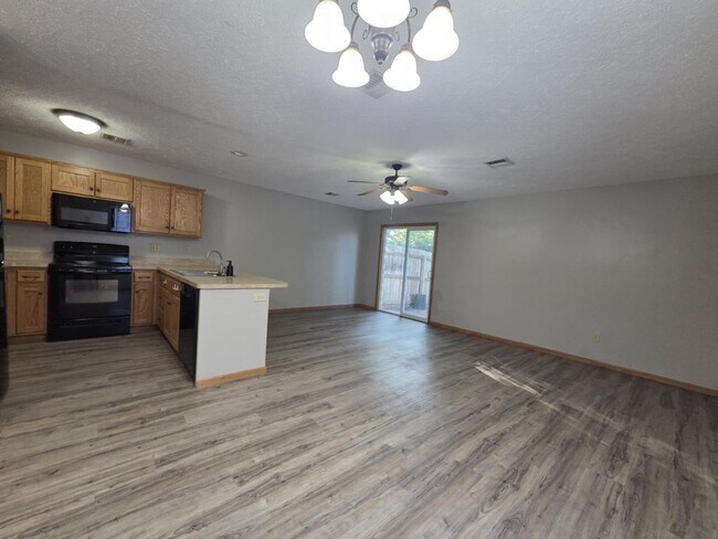 Foto del edificio - Spacious Town House for Rent