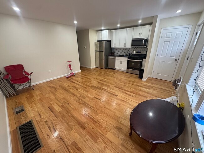 Foto del edificio - 695 Shelton St