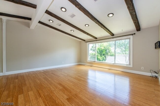 Building Photo - 19 Southwynde Dr