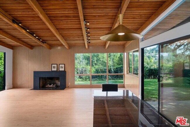 Foto del edificio - 15434 Mulholland Dr