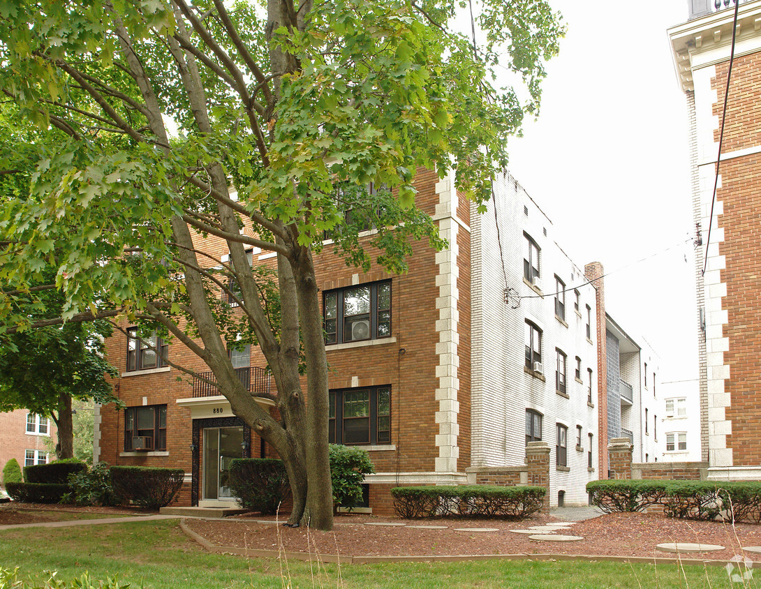 Front Entrance - 880-886 Farmington Ave