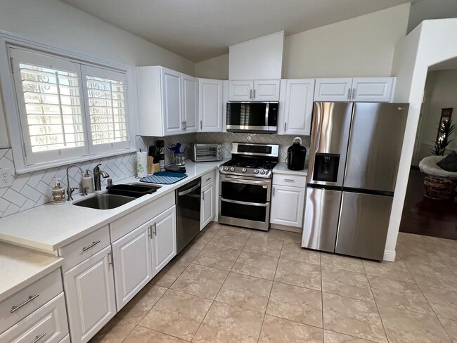 Building Photo - Cozy Fully Furnished Single Story Home