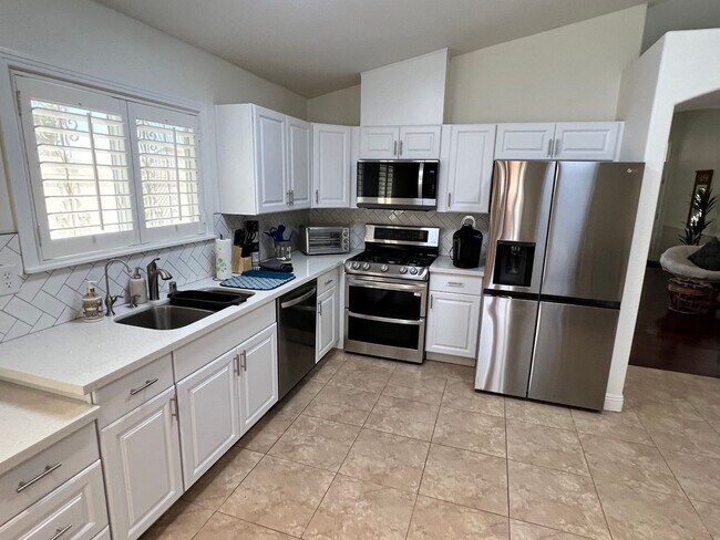 Foto del edificio - Cozy Fully Furnished Single Story Home