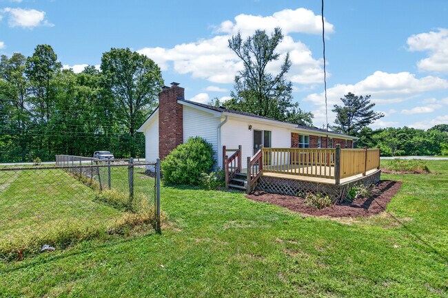 Foto del edificio - 960 Plum Springs Rd