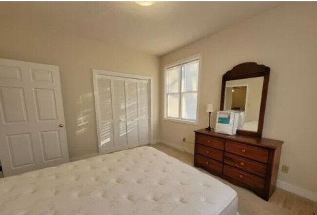 Foto del edificio - This bright and spacious 2-bedroom apartment
