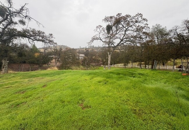 Foto del edificio - 13600 Pino Ct