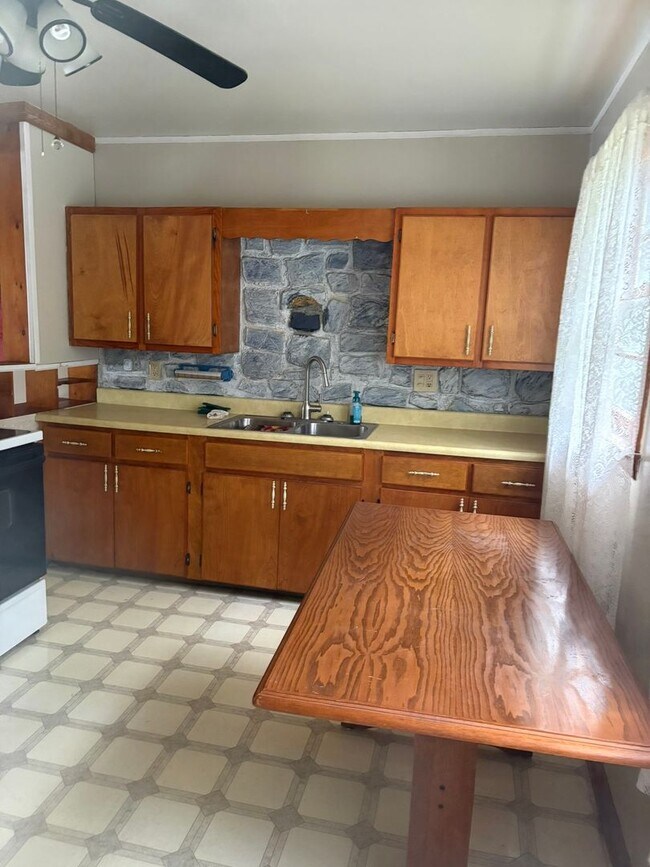 Foto del edificio - Charming Ranch Home With Attached Garage in Galesburg!