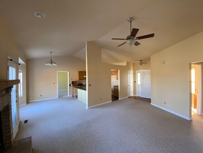 Foto del edificio - 753 Forest Green Dr