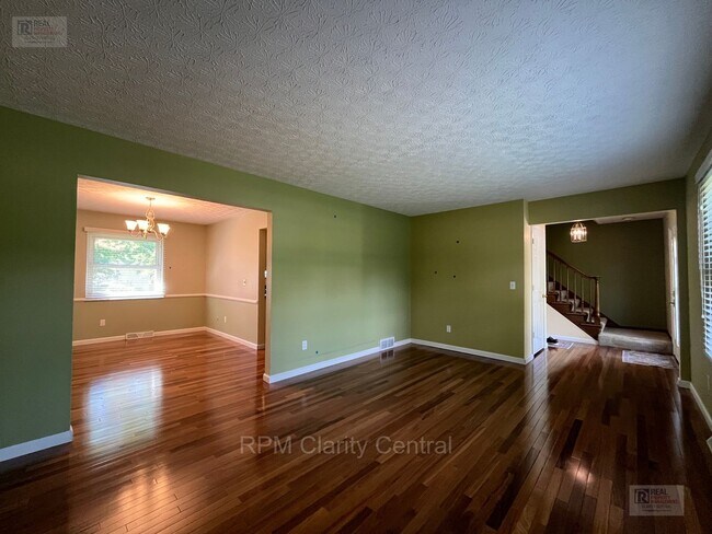 Foto del edificio - Updated Gahanna Home with Finished Basement & Fenced Yard