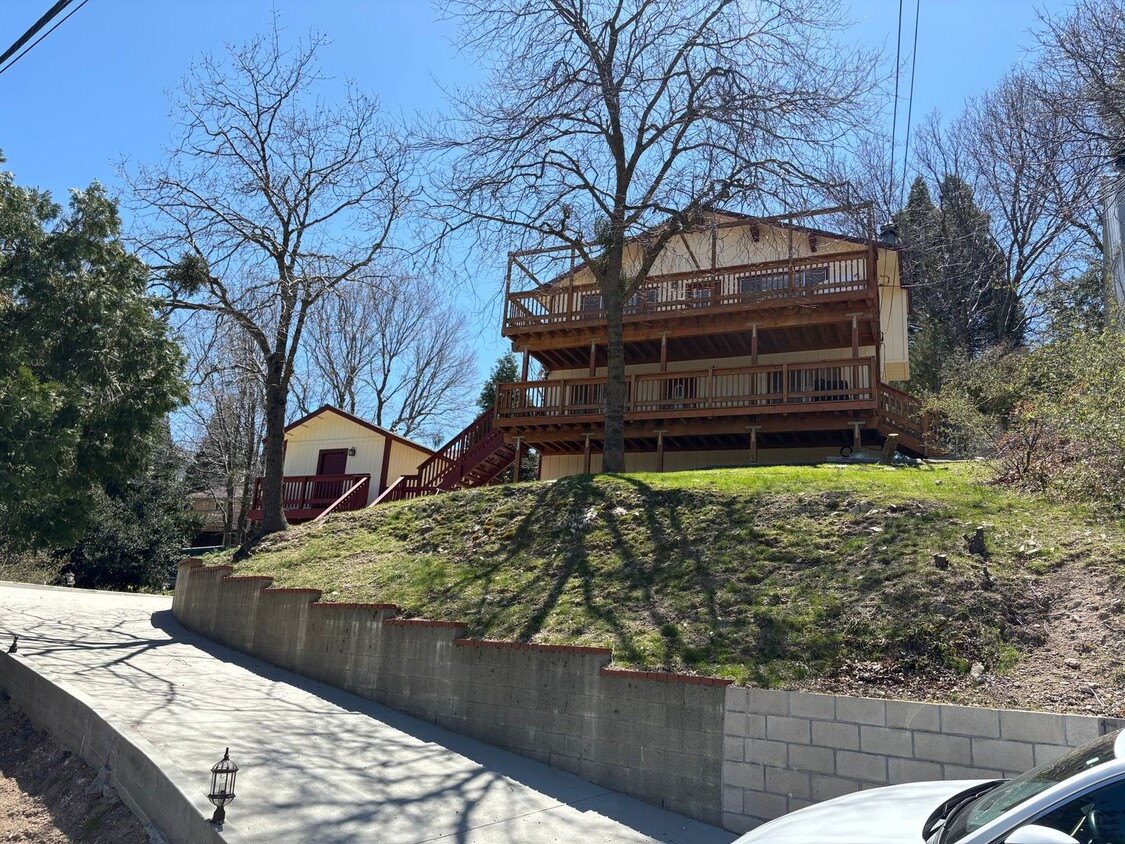 Foto principal - 3 bedroom, 1 & 1/4 baths on Arth