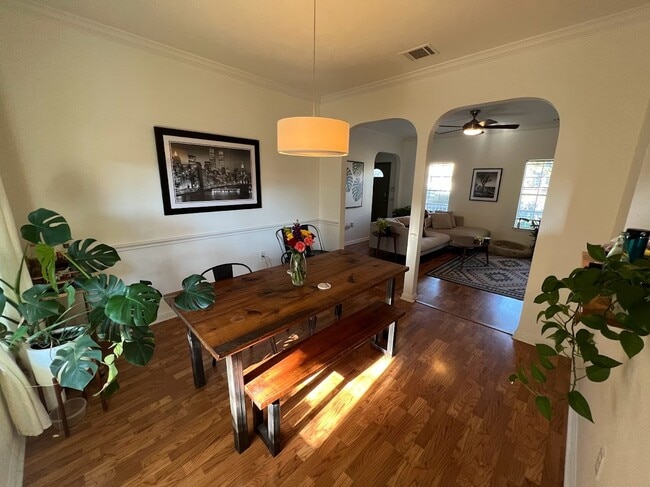 Comida - 1204 San Bernard St