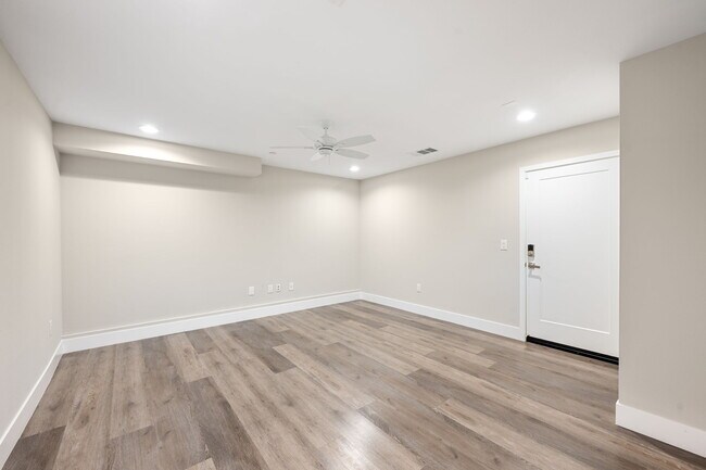 Foto del edificio - 4374 Paxton Pl