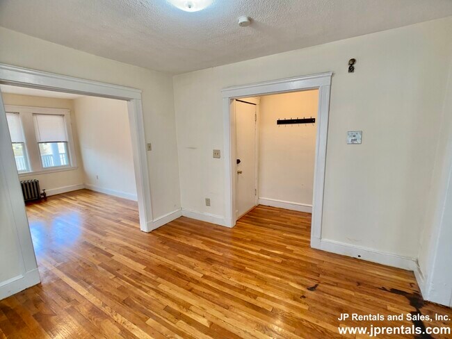 Building Photo - 11 Segel St