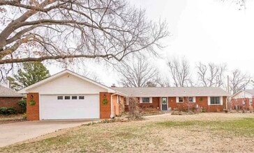 Building Photo - 1001 N Skyline St