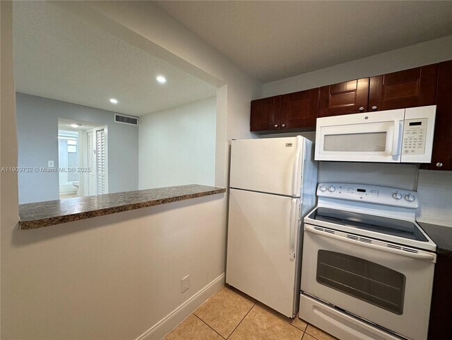 Building Photo - 5661 SW 36th Ct