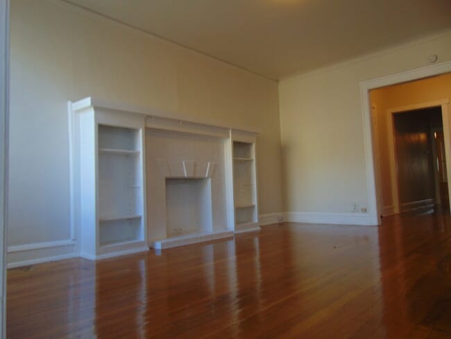 Building Photo - 2209 E 70th St