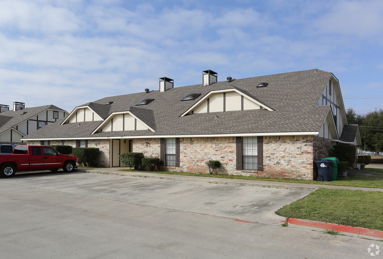 Building Photo - BenchMark Villas