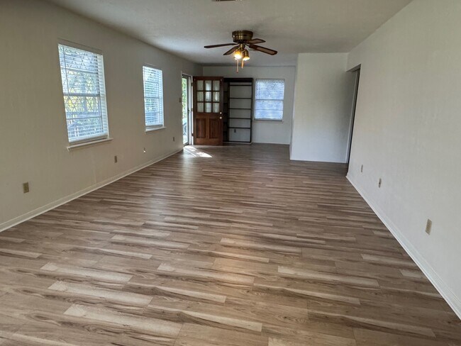 Foto del edificio - 18121 Atkinson Ln