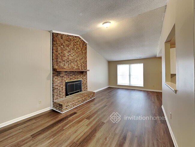 Foto del edificio - 5625 Running Wood Ln