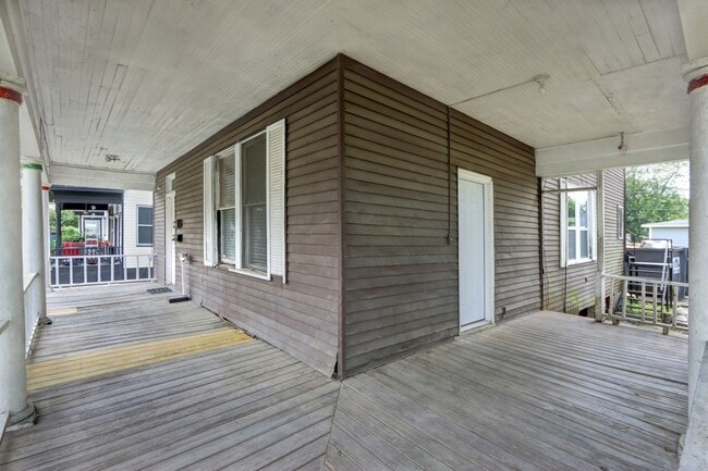 Building Photo - Renovated two bedroom apartment