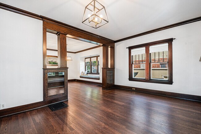 Foto del edificio - 127 Trowbridge St NE