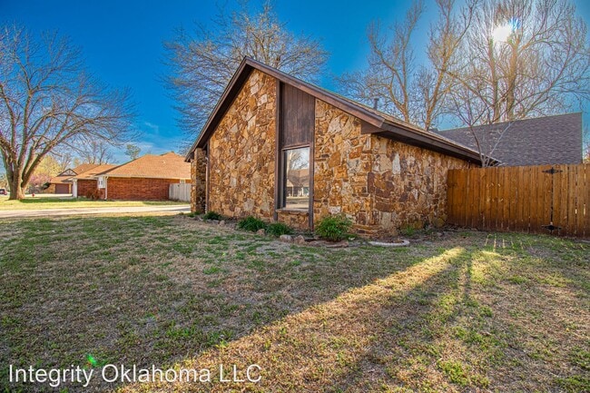 Building Photo - 3 br, 1.5 bath House - 201 Three Oaks Dr