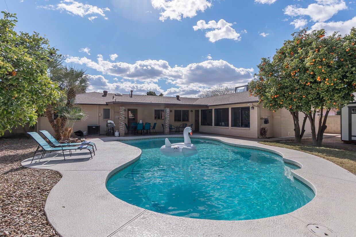 Primary Photo - 8520 E Turney Ave