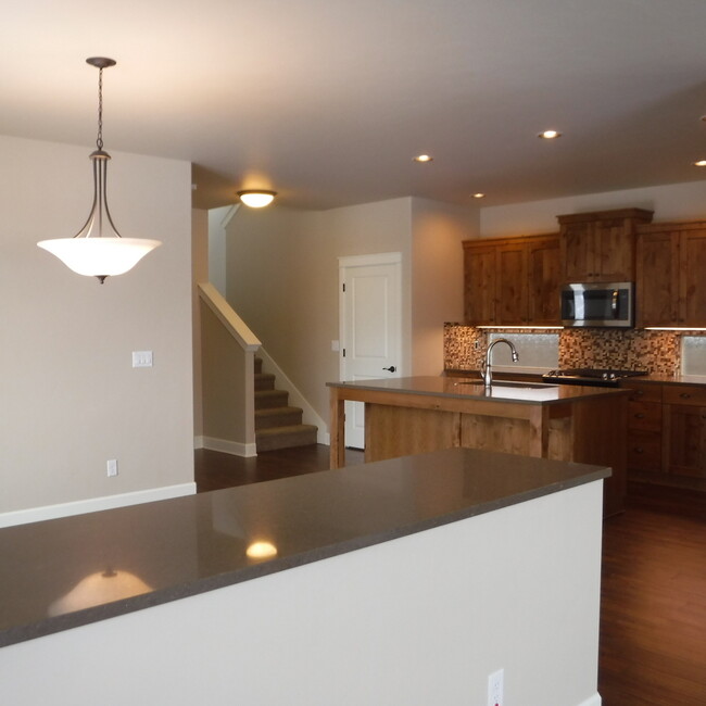 Building Photo - Beautiful 3 Bed/2.5 Bath Pahlisch Home in ...