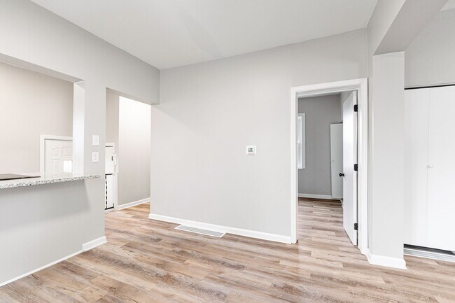 Building Photo - 1560 Walsh Ave