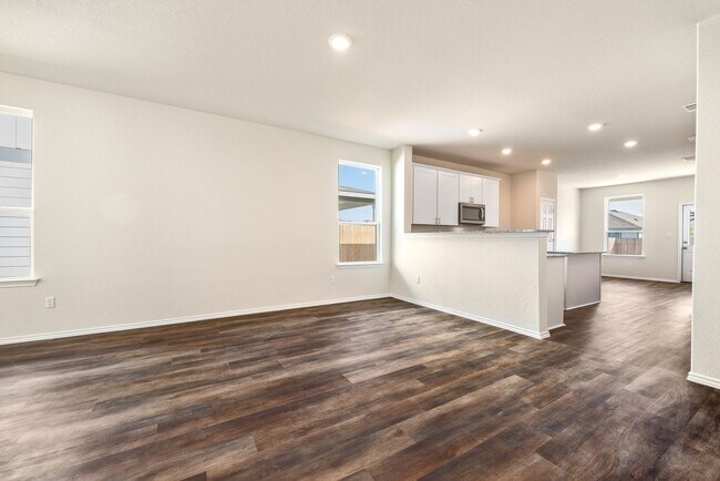 Foto del edificio - Like New Home Located in Creekside Subdivi...