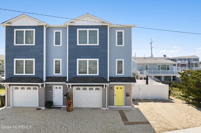 Building Photo - 257 Dewey Dr