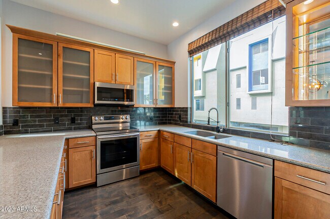 Foto del edificio - 529 E Ames Pl